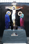 №8025 Хрест Голгофа в церкву різьблена літографічна середня Розп'яття з предстоячими